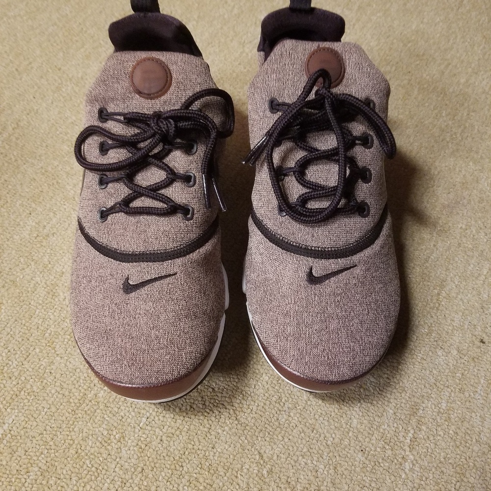 Mahogany pink Nike presto fly SE